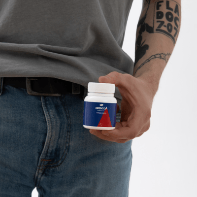 Демонстрация банки с препаратом